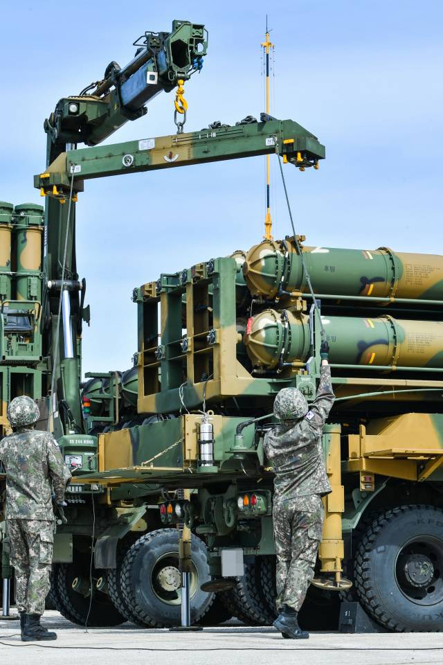 공군미사일방어사령부 2미사일방어여단 8979부대 장병들이 지난 23일 중거리지대공미사일 천궁 안전 점검 훈련을 하고 있다. 사진 제공=공군