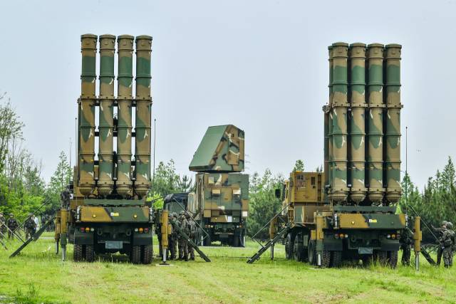 공군제2미사일방어여단 예하 천궁포대가 기동방어훈련을 실시하는 모습. 사진 제공=공군