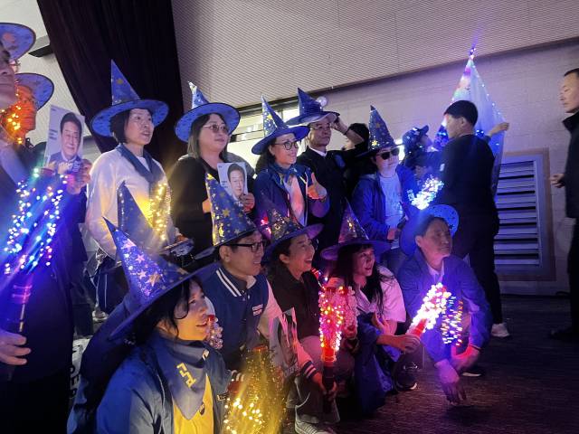 이재명 더불어민주당 대선 예비후보 지지자들이 26일 광주 김대중컨벤션센터에서 열린 호남권 합동연설회에서 이 후보의 정견발표가 끝난 뒤 기념 촬영을 하고 있다. 광주=노현영 견습기자