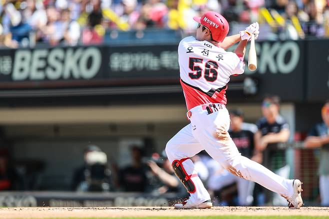 KIA 오선우가 26일 광주-기아챔피언스필드에서 열린 LG와 홈경기에서 홈런을 때리고 있다. KIA 타이거즈 제공