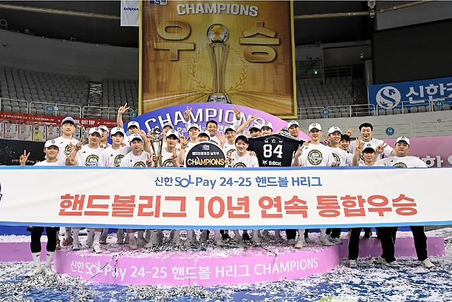 두산이 26일 서울 송파구 올림픽공원 핸드볼 경기장에서 열린 SK 호크스와 핸드볼 H리그 남자부 챔피언결정(3전2승제) 3차전에서 승리해 ‘통합 10연패’를 달성한 뒤 세리머니하고 있다. 한국핸드볼연맹 제공