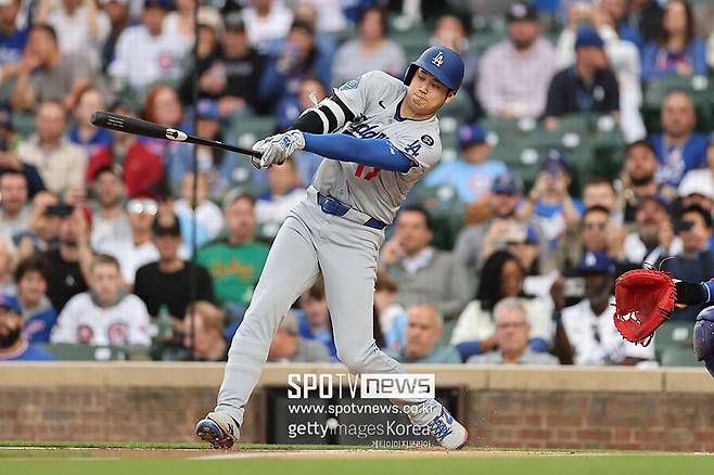 ▲ 스윙하는 오타니 쇼헤이. 23일(한국시간) 시카고 컵스와 경기에서 이마나가 쇼타를 상대로 3타수 무안타로 침묵했다. 그런데 26일 기록 정정을 통해 1회 실책 출루가 안타로 바뀌었다. 이마나가 상대 첫 안타가 이렇게 만들어졌다.