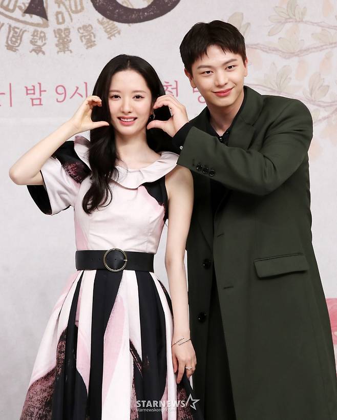 배우 김지연, 육성재가 17일 오후 서울 양천구 목동 SBS 사옥에서 진행된 SBS 새 금토드라마 ‘귀궁’ 제작발표회에서 포즈를 취하고 있다. /2025.04.17 /사진=김휘선 hwijpg@