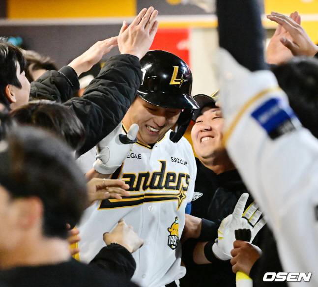 조형우(가운데)가 결승 홈런 이후 더그아웃에서 동료들의 격한 축하를 받고 있다.