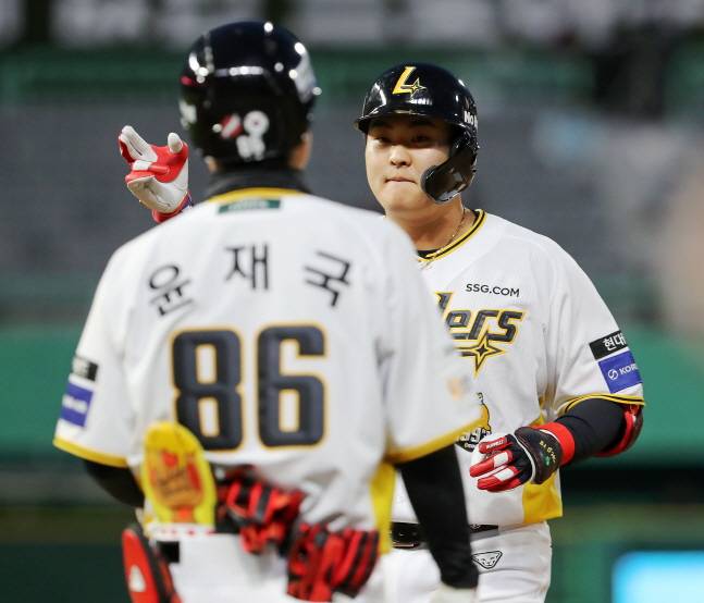 고명준(오른쪽)이 안타를 날린 뒤 세리머니를 하고 있다. /사진=SSG 랜더스 제공