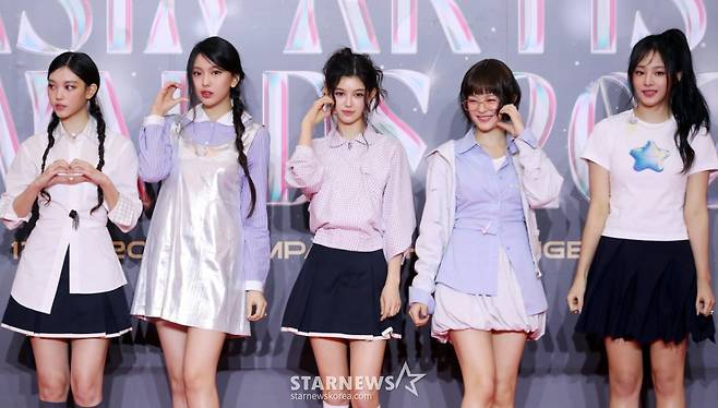 걸그룹 뉴진스가 27일 오후 태국 방콕 임팩트 챌린저 홀 1-2(IMPACT Challenger Hall 1-2)에서 진행된 '제 9회 아시아 아티스트 어워즈'(The 9th Asia Artist Awards, 이하 'AAA 2024')' 레드카펫 행사에 참석해 포즈를 취하고 있다. 2024.12.27 /사진=김창현 chmt@