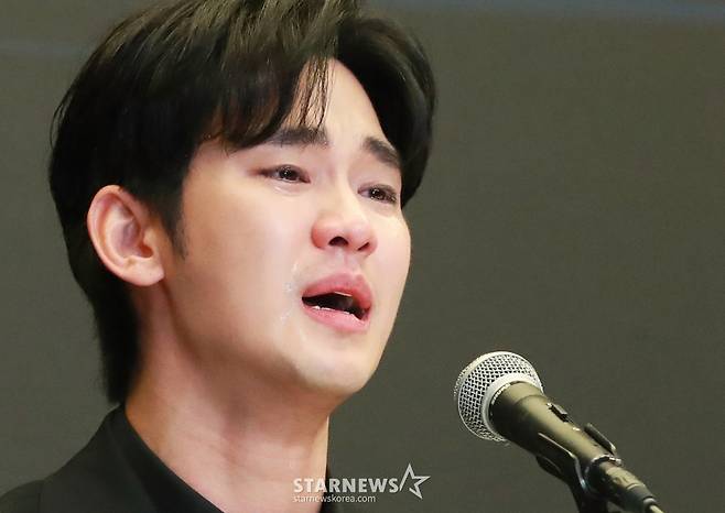 배우 김수현이 31일 오후 서울 마포구 상암동 스탠포드호텔에서 진행된 기자회견에서 최근 불거진 사생활 논란에 대해 밝히고 있다. /2025.03.31 /사진=이동훈 photoguy@