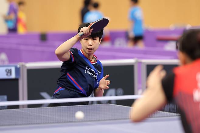 삼성생명 주천희가 26일 오전 강릉아레나에서 치러진 제71회 전국남녀종별탁구선수권대회 여자 일반부 개인단식 결승전에서 김나영을 상대하고 있다. /사진=대한탁구협회 제공