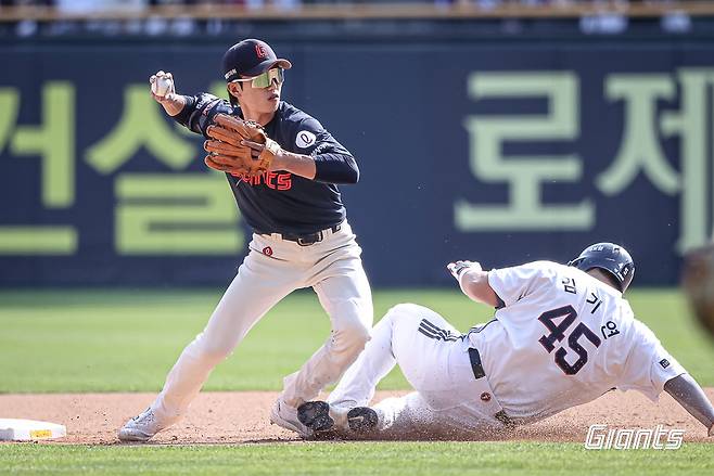 롯데 자이언츠 전민재(왼쪽)가 1루 송구를 시도하고 있다. /사진=롯데 자이언츠 제공