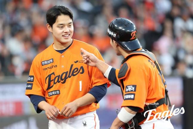 한화 문동주(왼쪽)가 26일 대전 KT전에서 승리 후 미소 짓고 있다. /사진=한화 이글스 제공