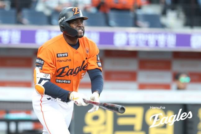 한화 플로리얼이 26일 대전 KT전에서 안타를 치고 있다. /사진=한화 이글스 제공