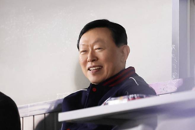 25일 오후 서울 잠실야구장에서 열린 '2025 신한 SOL Bank KBO리그' 롯데 자이언츠와 두산 베어스의 경기, 롯데가 8:2로 승리를 거두고 2연승을 달렸다. 롯데 구단주인 신동빈 롯데그룹 회장이 경기를 관람하고 있다. 롯데 자이언츠