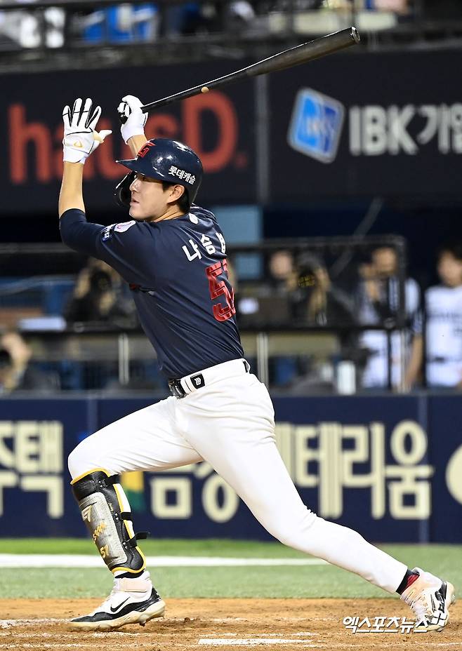 롯데 자이언츠 나승엽이 정규시즌 경기에서 타격하고 있다. 엑스포츠뉴스 DB