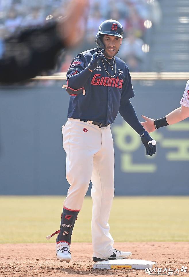 롯데 자이언츠 빅터 레이예스가 정규시즌 경기에서 세리머니하고 있다. 엑스포츠뉴스 DB