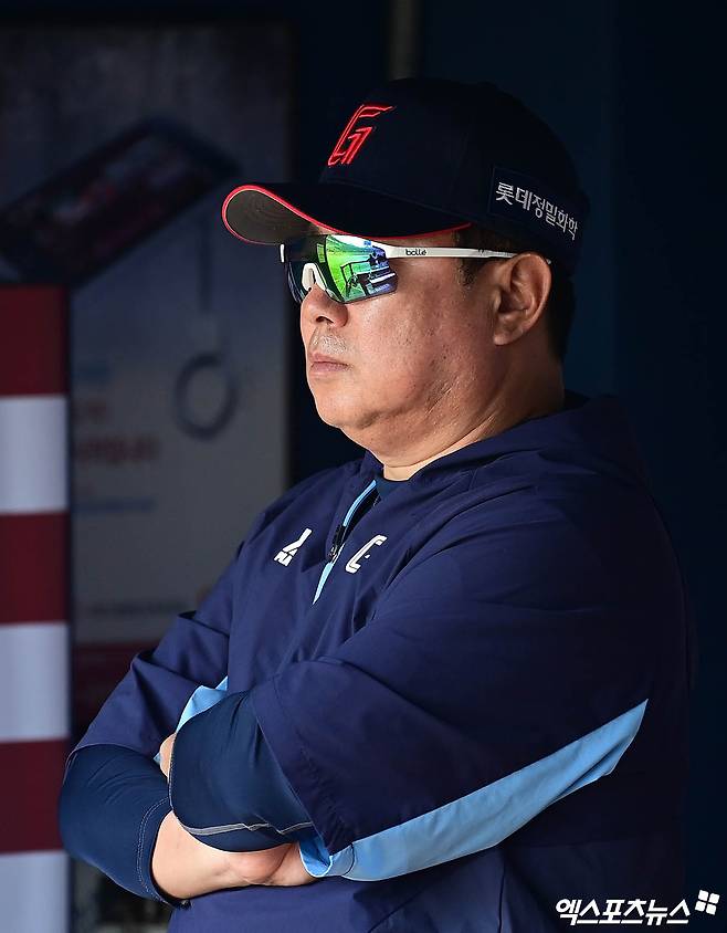 롯데 자이언츠 김태형 감독이 정규시즌 경기에서 선수들의 플레이를 지켜보고 있다. 엑스포츠뉴스 DB