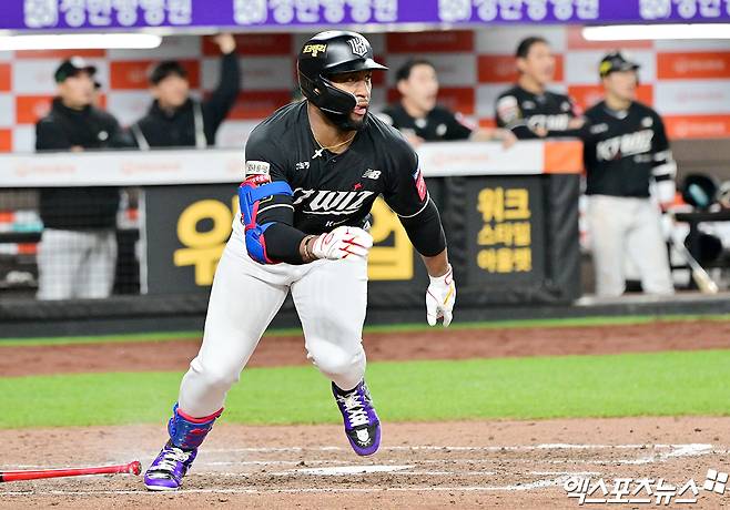 25일 오후 대전 한화생명 볼파크에서 열린 '2025 신한 SOL Bank KBO리그' KT 위즈와 한화 이글스의 경기, 9회초 1사 1,2루 KT 로하스가 1타점 적시타를 날리고 있다. 대전, 김한준 기자