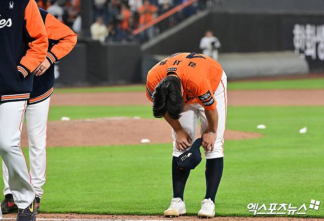 25일 오후 대전 한화생명 볼파크에서 열린 '2025 신한 SOL Bank KBO리그' KT 위즈와 한화 이글스의 경기, KT가 한화에 2:1로 승리하며 2연패에서 탈출했다.  경기종료 후 한화 김서현이 관중들에게 인사를 하고 있다. 대전, 김한준 기자