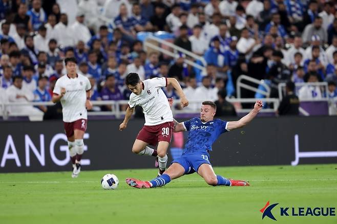경합하는 최경록 [한국프로축구연맹 제공. 재판매 및 DB금지]