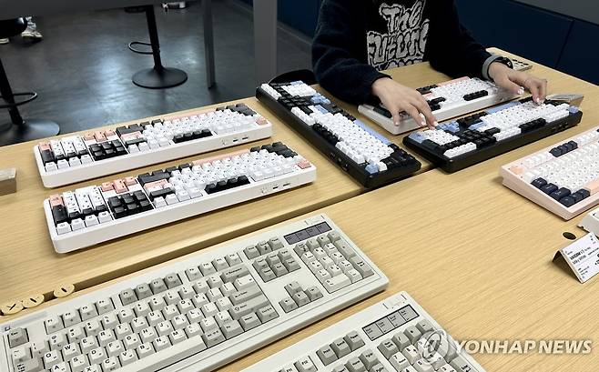 키감 탐색 중 (서울=연합뉴스) 김유진 인턴기자 = 지난 23일 오후 서울 용산구의 한 키보드 타건숍에서 한 고객이 여러 기계식 키보드를 직접 타건해보며 키감 비교를 하고 있다. 2025.4.26