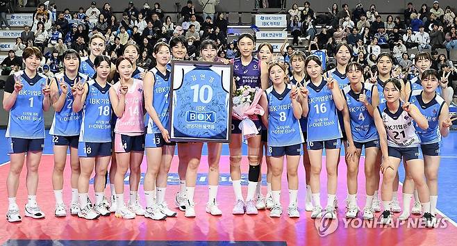 은퇴 투어 이벤트 때 기념품 전달받는 김연경 (서울=연합뉴스) 16일 경기 화성종합체육관에서 열린 도드람 2024-2025 V리그 IBK기업은행과 흥국생명의 경기에서 흥국생명 김연경이 IBK 선수들로부터 기념품을 전달받고 기념 촬영을 하고 있다. 2025.2.16 [한국배구연맹 제공. 재판매 및 DB 금지] photo@yna.co.kr