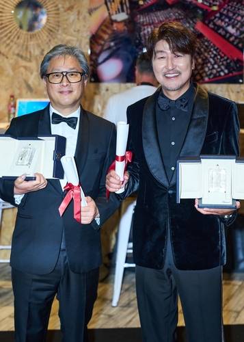제75회 칸국제영화제에서 각각 감독상과 남우주연상을 받은 박찬욱, 송강호 [CJ ENM 제공. 재판매 및 DB 금지]