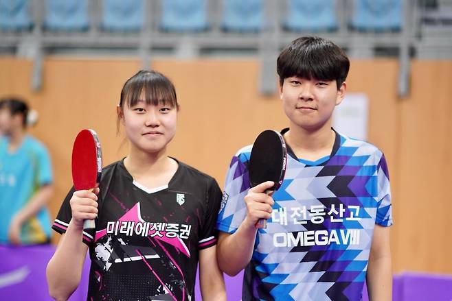 오빠 최지훈과 나란히 선 최서연(왼쪽) [촬영 이동칠]