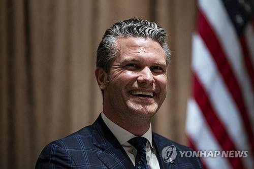 피트 헤그세스 미국 국방장관 (워싱턴DC UPI=연합뉴스) 2025년 4월 24일 도널트럼프 미국 대통령이 요나스 가르 스퇴르 노르웨이 총리를 위해 백악관 내각 회의실에서 개최한 오찬에 참석한 피트 헤그세스 미국 국방장관. (Photo by Al Drago/UPI) 2025.4.26.