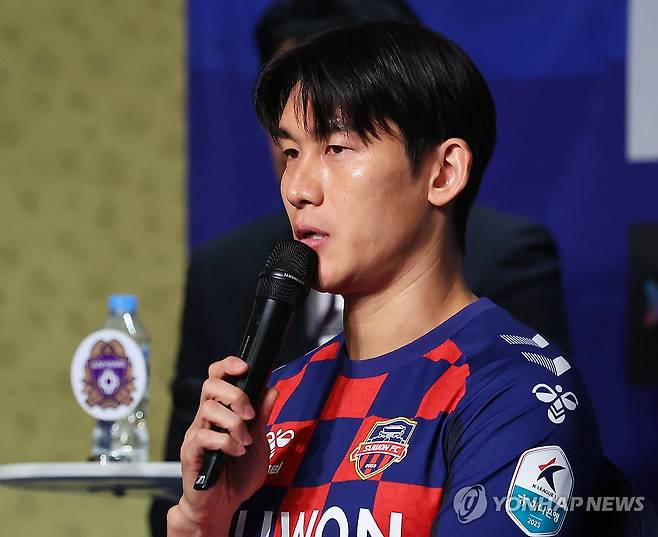 출사표 던지는 수원FC 이용 (서울=연합뉴스) 김도훈 기자 = 13일 서울 서대문구 스위스 그랜드호텔에서 열린 '하나은행 K리그1 2025 개막 미디어데이'에서 수원FC 이용이 이번 시즌에 임하는 각오를 밝히고 있다. 2025.2.13 superdoo82@yna.co.kr