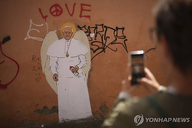프란치스코 교황을 그린 바티칸 인근 벽화 [AP 연합뉴스]