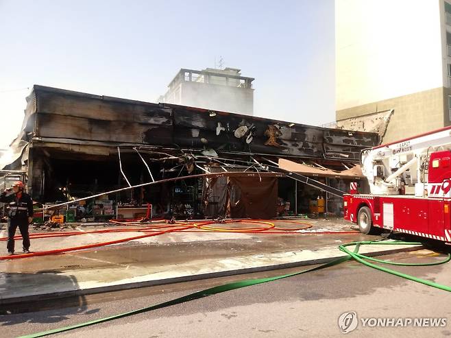 울산 중구 마트 화재 현장 [울산소방본부 제공. 재판매 및 DB 금지]