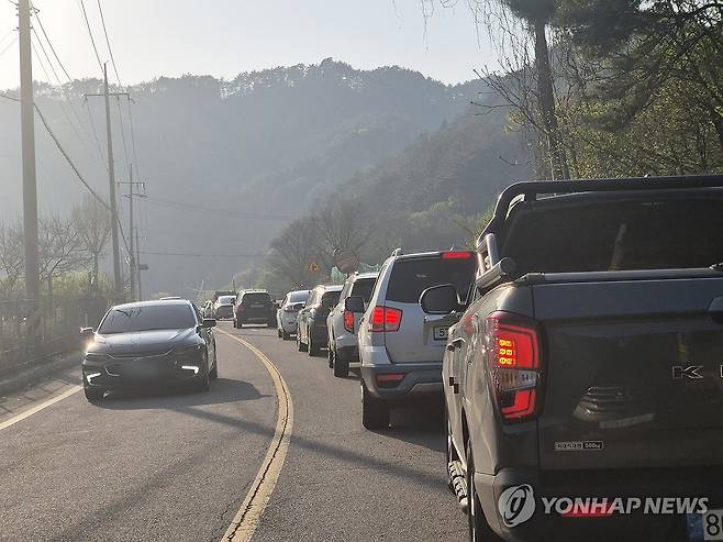 차량 정체 이어지는 인제 시내 (인제=연합뉴스) 류호준 기자 = 26일 오후 강원 인제군 상남면 한 야산에서 발생한 산불로 인근 도로에 극심한 차량 정체가 이어지고 있다. 2025.4.26 ryu@yna.co.kr