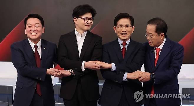 포즈 취하는 국민의힘 대선 경선 후보 (서울=연합뉴스) 26일 서울 중구 매경미디어센터에서 열린 국민의힘 대통령 선거 제2차 경선 후보자 토론회에서 경선 후보들이 토론에 앞서 기념 촬영을 하고 있다. 왼쪽부터 안철수, 한동훈, 김문수, 홍준표 경선 후보. 2025.4.26 [국회사진기자단] photo@yna.co.kr