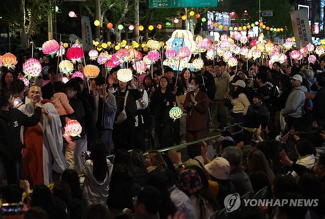 연등으로 물든 종로거리 (서울=연합뉴스) 서명곤 기자 = 불기 2569년(2025년) 부처님오신날(5월 5일)을 앞두고 26일 연등 행렬이 흥인지문(동대문)을 출발해 종로를 지나 조계사로 향하고 있다. 2025.4.26 seephoto@yna.co.kr