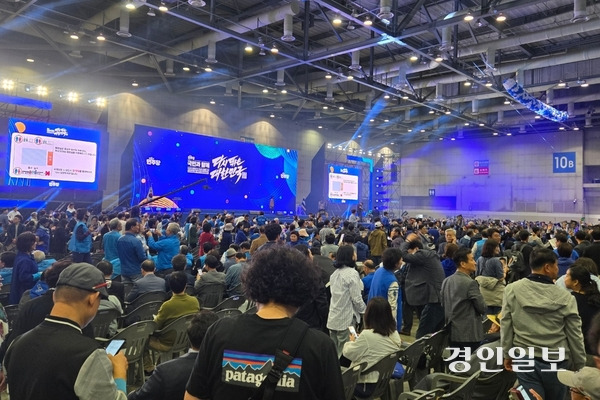 27일 더불어민주당 제21대 대통령선거 수도권·강원·제주 합동연설회가 열린 고양시 킨텍스 제2전시장 내부에 지지자들이 행사 시작을 기다리고 있다. 2025.4.27 /김태강기자 think@kyeongin.com