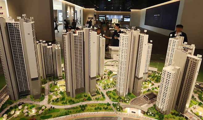 ▲ 25일 인천 용현·학익 1블록 도시개발구역 공동 4블록에 조성되는 '시티오씨엘 7단지' 모델하우스를 찾은 시민들이 내부를 둘러보고 있다. /이재민 기자 leejm@incheonilbo.com