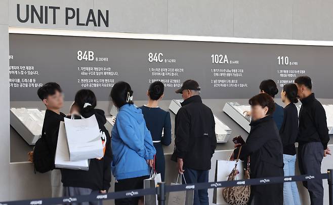 ▲ 25일 인천 용현·학익 1블록 도시개발구역 공동 4블록에 조성되는 '시티오씨엘 7단지' 모델하우스를 찾은 시민들설명 듣고 있다. /이재민 기자 leejm@incheonilbo.com