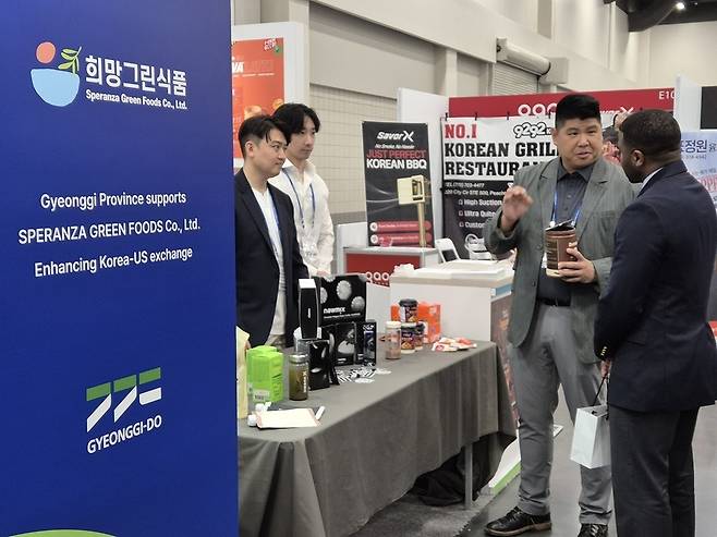 ▲ 미국 조지아주 애틀랜타에서 개최된 세계 최대 재외동포청 주관전시회인 '제23차 세계한인비즈니스대회(WKBC 2025)' 경기도관에서 경기지역 중소기업 관계자가 해외바이어에게 제품을 설명하고 있다. /사진제공=경기도