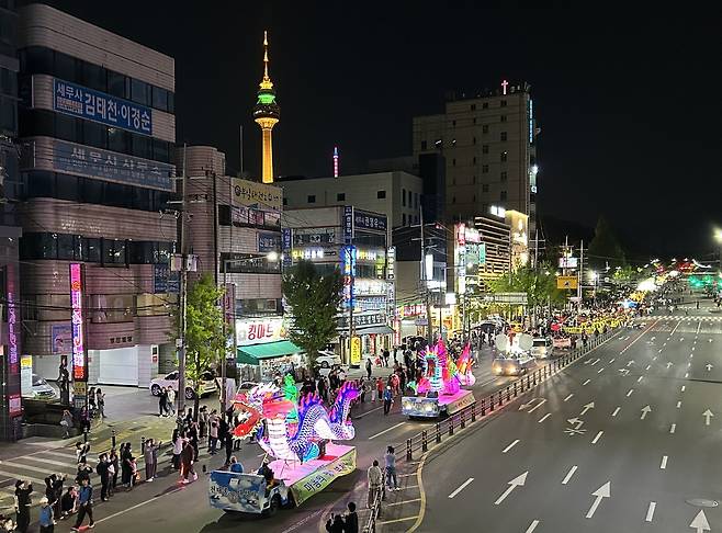 부처님오신날을 앞두고 27일 대구도심에서 ‘형형색색 달구벌 관등놀이‘가 열렸다. /황인무기자