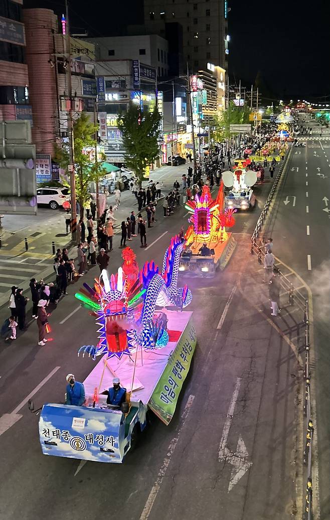 부처님오신날을 앞두고 27일 대구도심에서 ‘형형색색 달구벌 관등놀이‘가 열렸다. /황인무기자