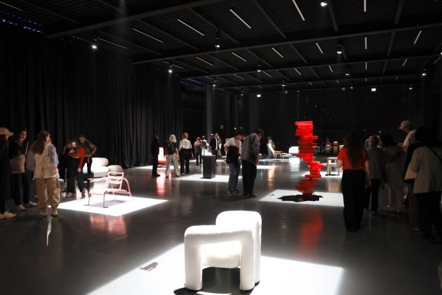 최근 이탈리아 밀라노에서 열린 ‘밀라노 디자인 위크’는 본 전시장인 피에라 밀라노 외에도 도시 공간을 활용한 여러 장외 전시를 선보였다. 브레라궁 중정에서 운영된 설치 작품 ‘빛의 도서관’(위)과 토르타나 지구의 옛 공장을 재생한 ‘슈퍼스튜디오 피우’에서 열린 ‘슈퍼디자인쇼’ 현장. 부산시 제공