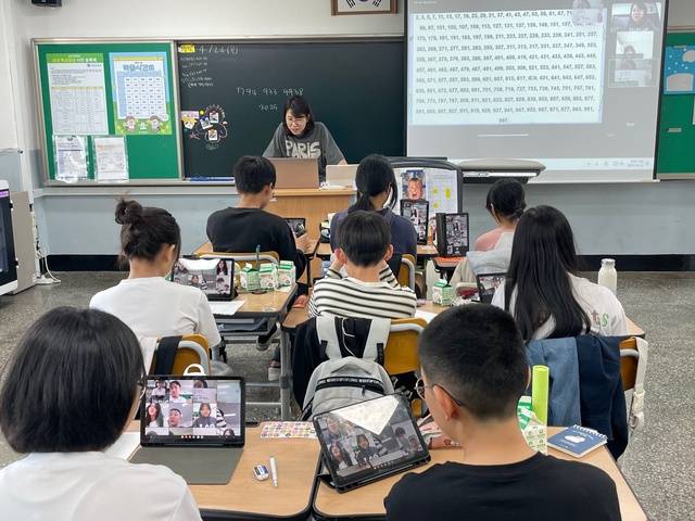 영천 신녕중학교 학생들(사진)이 영천 영안중학교 학생들과 '따로 또 같이 학교' 수업을 하고 있다.