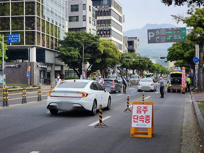 서귀포경찰서가 지난 25일 오전 제주자치경찰단과 합동으로 서귀포시 중앙로터리 일대에서 음주운전 단속을 실시하고 있다.