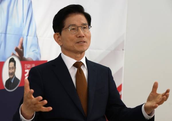 한국지방신문협회는 27일 서울 여의도 대하빌딩 선거 사무실에서 김문수 국민의힘 대선 경선 후보와 인터뷰를 했다. 한국지방신문협회 공동취재단 제공