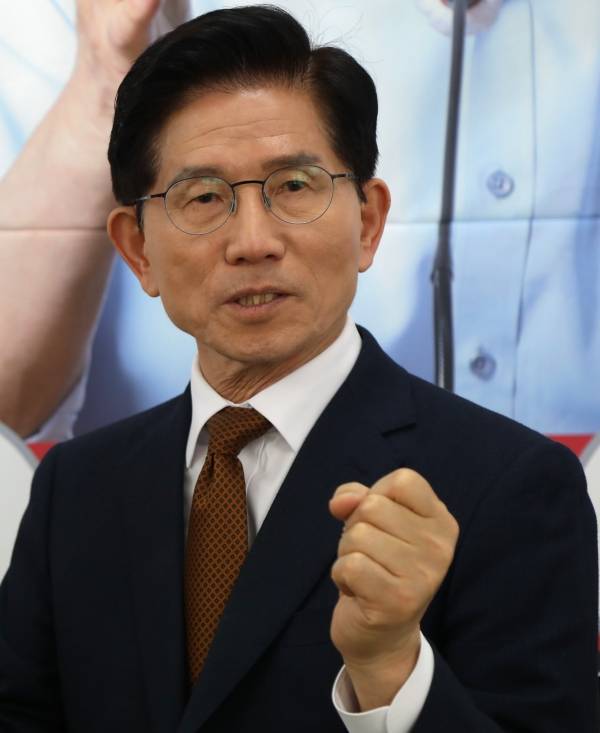 김문수 국민의힘 대선 경선 후보가 27일 서울 여의도 대하빌딩 선거 사무실에서 한국지방신문협회와의 인터뷰에서 승리를 다짐했다. 한국지방신문협회 공동취재단 제공