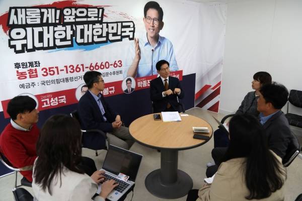 김문수 국민의힘 대선 경선 후보가 27일 서울 여의도 대하빌딩 선거 사무실에서 한국지방신문협회와 릴레이 인터뷰를 했다.