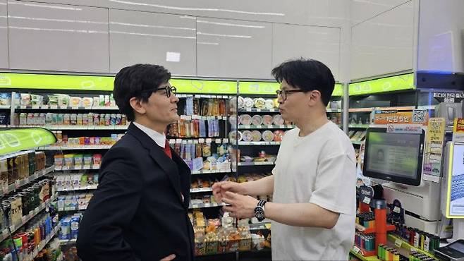 쿠팡플레이 ‘SNL 코리아’에 함께 출연한 개그맨 정성호(왼쪽) 씨와 한동훈 국민의힘 대선 경선 후보 (사진=한 후보 SNS)