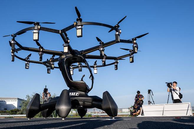 5월 17일, 일본 도쿄 빅사이트에서 열린 비행 시연 후, 미디어 관계자들이 리프트 에어크래프트가 개발한 플라잉카 ‘HEXA’를 촬영하고 있다.(사진=AFP)