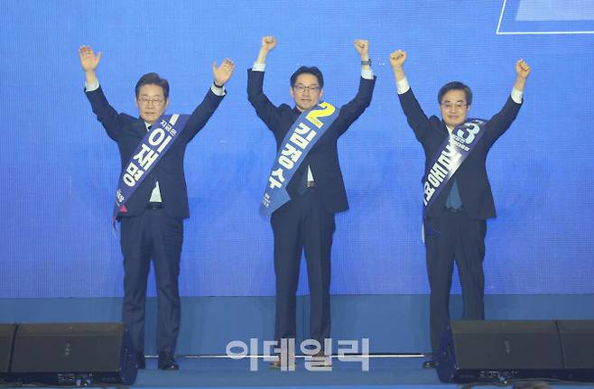 [이데일리 노진환 기자] 더불어민주당 제21대 대통령선거 후보자 선출을 위한 수도권·강원·제주 합동 연설회가 27일 경기도 고양시 일산 킨텍스 제2전시장에서 열렸다. 이재명, 김경수, 김동연 경선 후보가 지지자들에게 손을 들어 인사하고 있다.