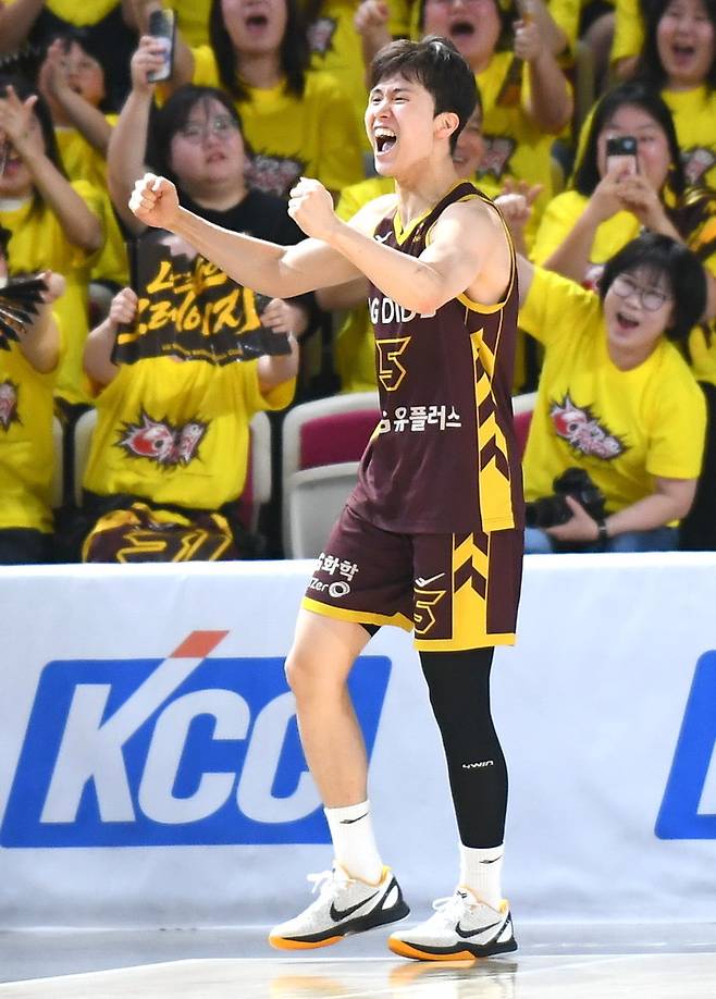 26일 울산 현대모비스와 경기 도중 환호하는 창원 LG 양준석