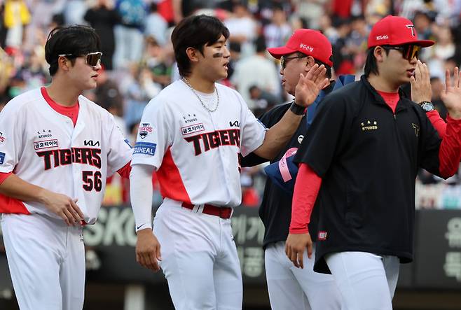 27일 LG 트윈스를 상대로 승리를 거둔 뒤 세리머니하는 KIA 타이거즈 선수들